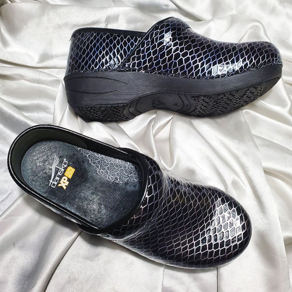 NEW DANSKO XL 20 patent metallic blue snakeskin print clog shoes SZ 37 6.5 7